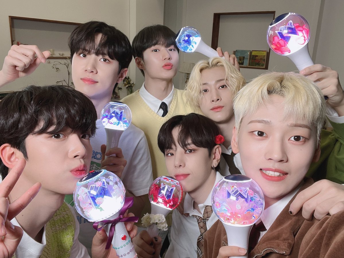 yiaohan's tweet photo. Showing off our newest lightstick which is so beautiful it even has a perfect impression when seen in person. Satisfactory results with the colorful colors created from the work itself, can't wait for RUi to support us with a beam of light that shines out of Ibong. https://t.co/GX0W5gWAAq