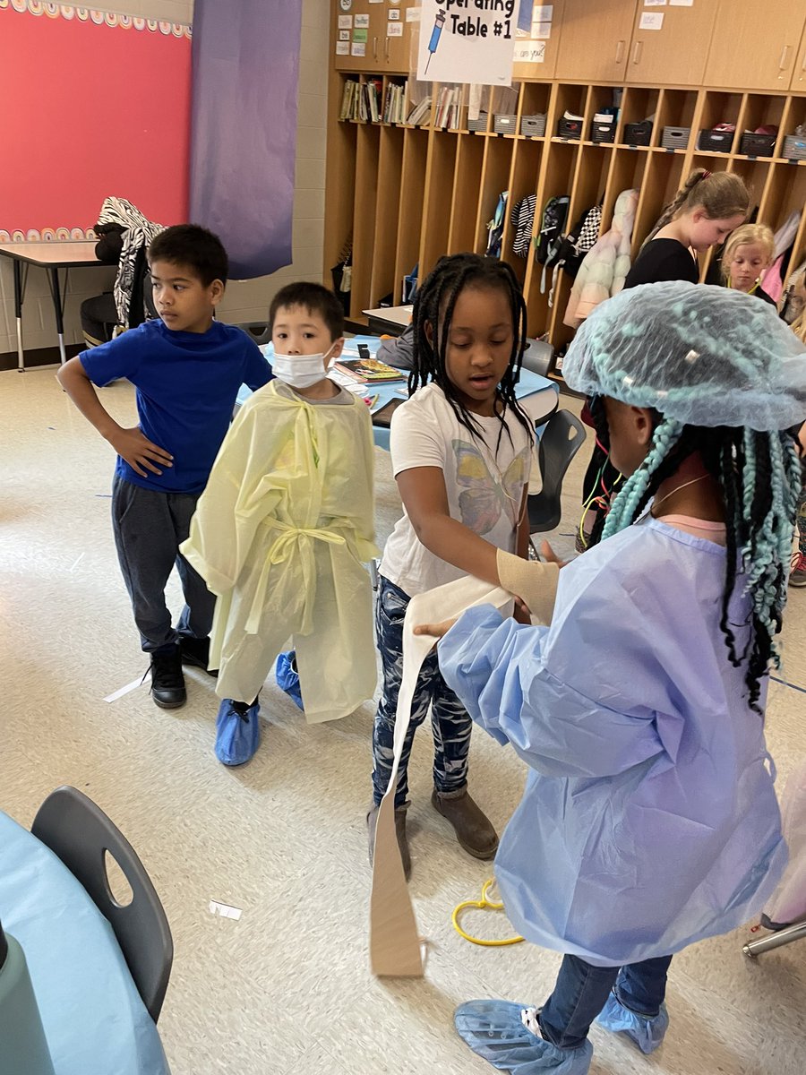 MrsKinkeadsKids's tweet photo. Yesterday we dressed like doctors, learned about our body systems, practiced using doctor tools and heard from real doctors. Classroom transformation day was a blast! #CRE https://t.co/qHU9pwEtk8