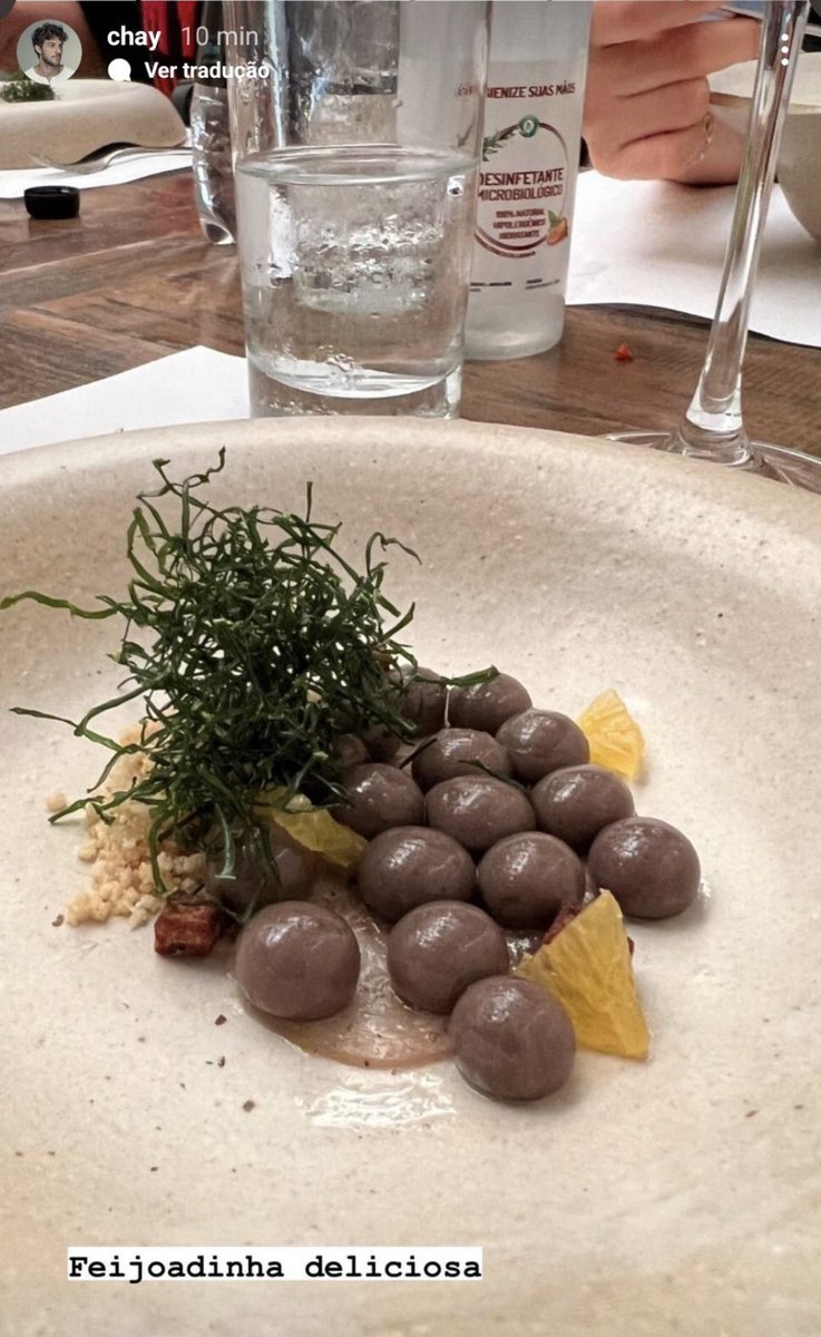 “Feijoada desconstruída”: carpaccio de pé de porco, esferas de caldo de feijoada, paio, laranja, palha de couve e farofa de castanha do pará. Menu degustação de Chay Sued pela “pechincha” de R$ 380.