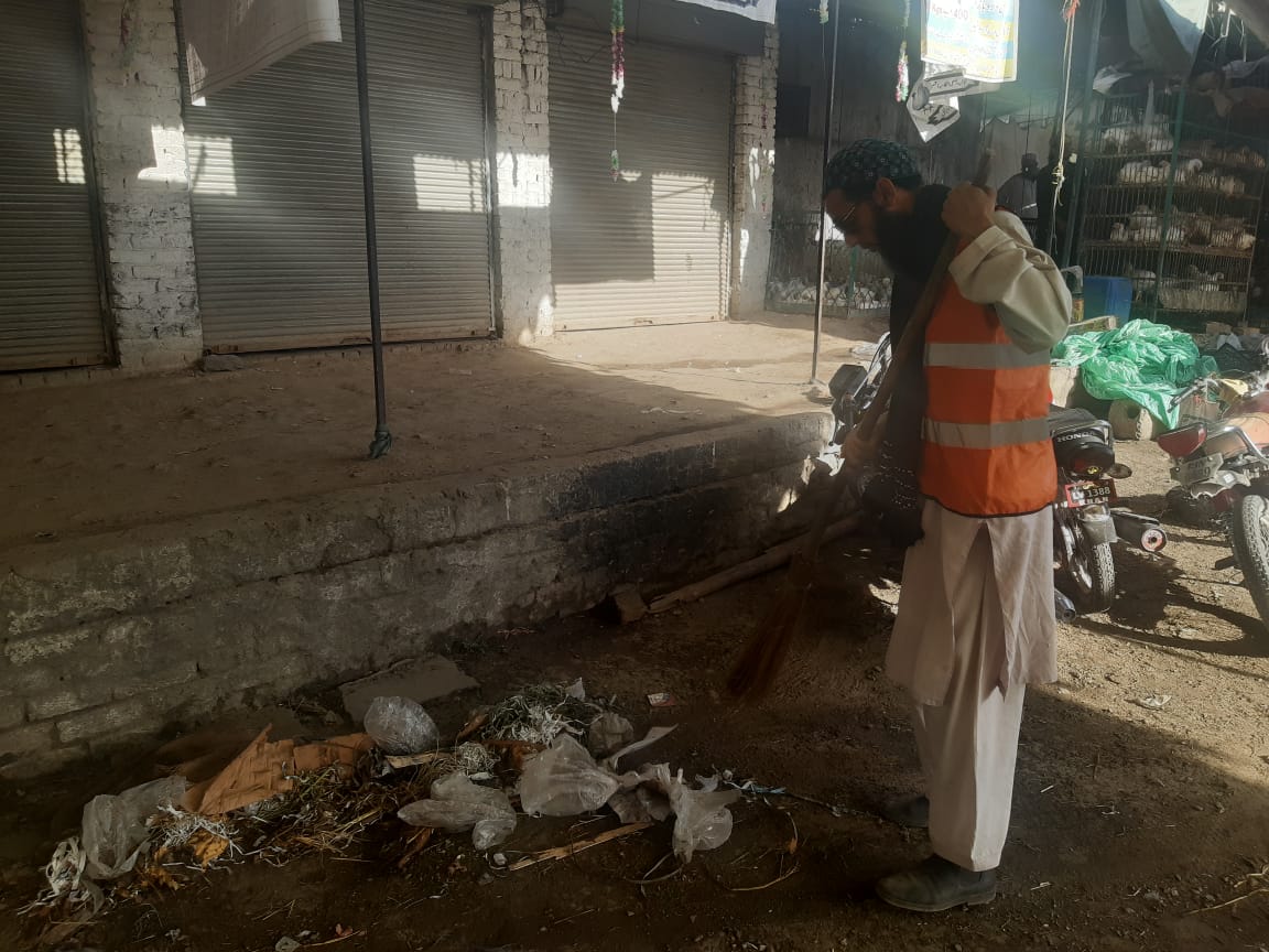 KhelTma's tweet photo. Dated 16/04/2022  
Cleanliness activity in RAMAZAN SASTA BAZAR, Dara Adam khel https://t.co/fYblaOWkl9