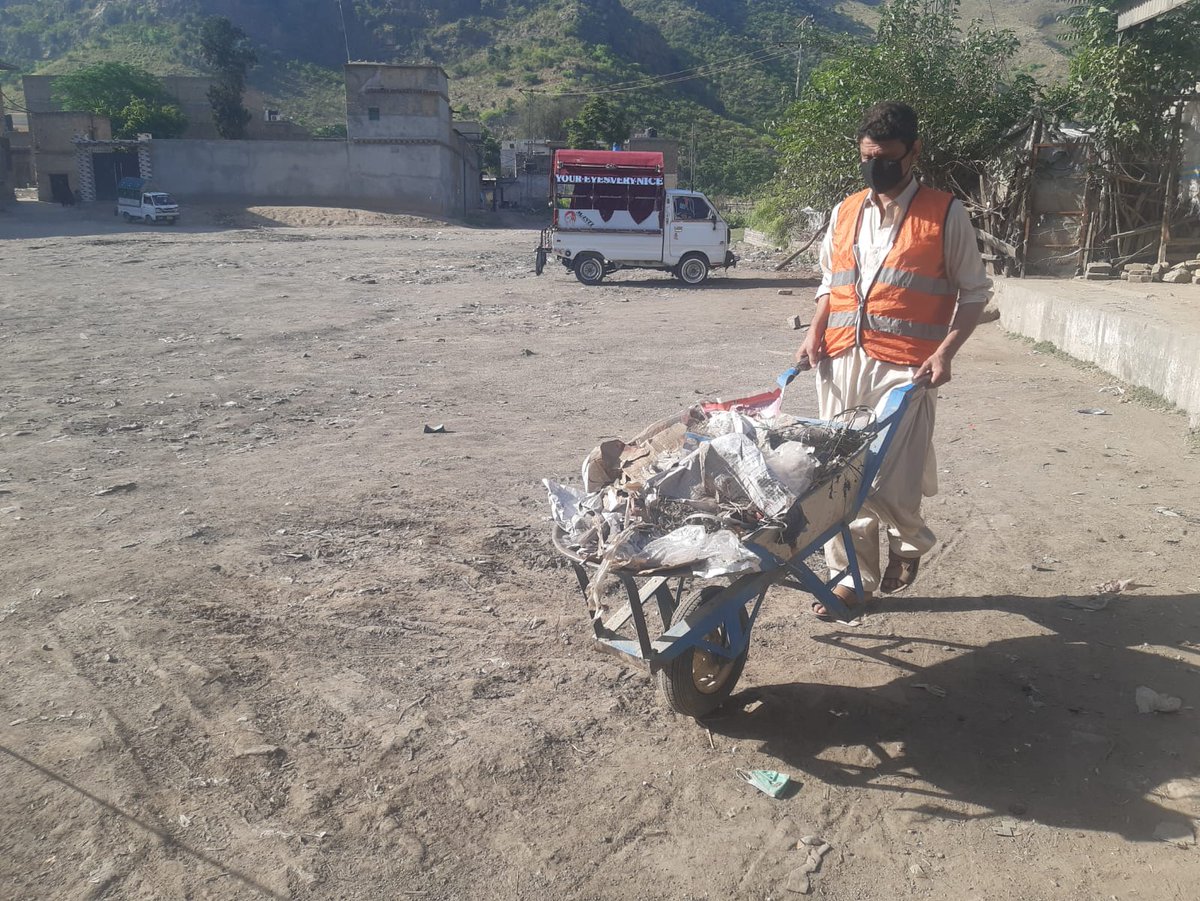 KhelTma's tweet photo. Dated 16/04/2022  
Cleanliness activity in RAMAZAN SASTA BAZAR, Dara Adam khel https://t.co/fYblaOWkl9