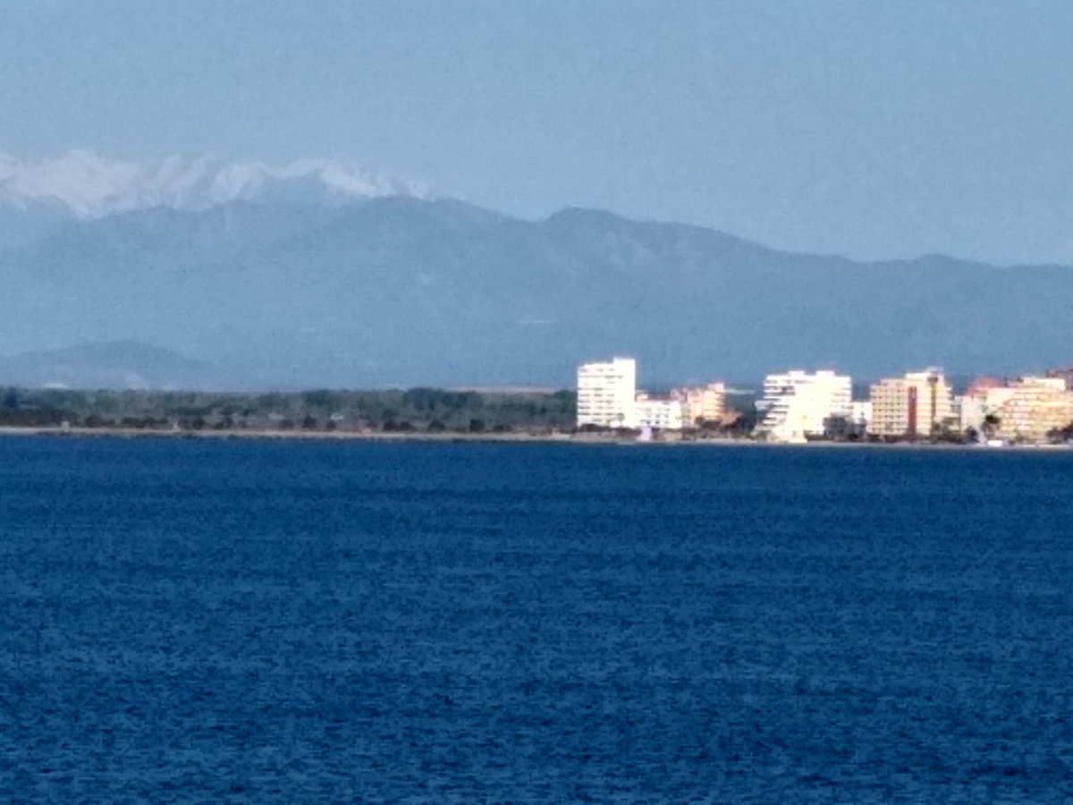 GibboJeremy's tweet photo. Snow-capped Pyrenees with 25°C at beach level in Roses. https://t.co/IQcKxxUfIt