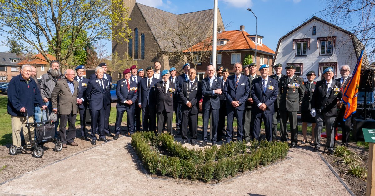 Vandaag onthulden locoburgemeester Vogelsang en de heer Van der Mooren, voorzitter Oranjevereniging, in het '4 mei plantsoen' het Witte Anjerperkje en een gedenkplaat ➡️ bit.ly/3M8scMz