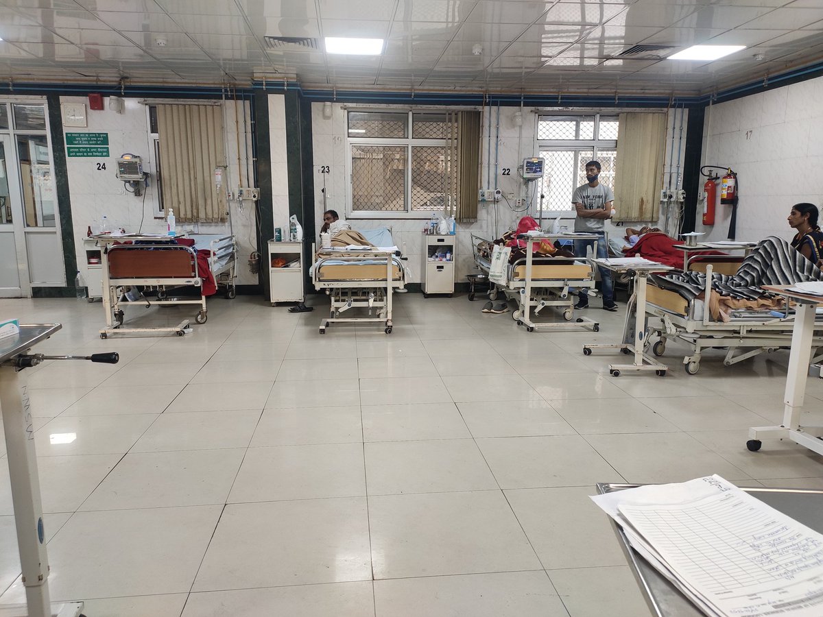 anukrati_shukla's tweet photo. This is oncology ward of Dr. Ram Manohar Lohia Institute of Medical Sciences (Lucknow).It has already been mentioned in the ward that the patient should never be left alone. One attendant should be there but there is not even a single chair to sit for the attendant even at night. https://t.co/ScBCB1fHaG