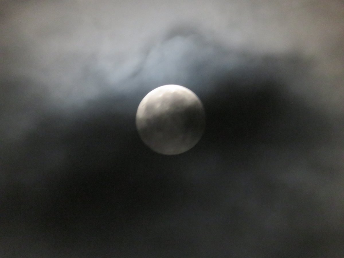 WallyWingert's tweet photo. Breathtaking Easter/Passover/Good Friday full moon!
#Eastermoon
#Passovermoon
#Goodfridaymoon
#fullmoon https://t.co/0gUKVp0GWS