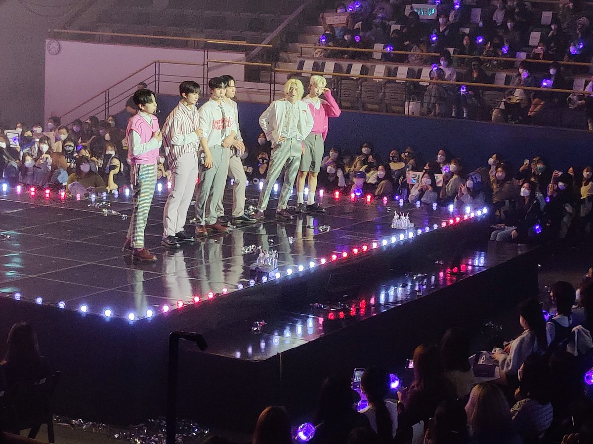 kdhdef's tweet photo. thank you for today, this whole concert still feels so so unreal 💙💜 https://t.co/bZgHeDYqT6