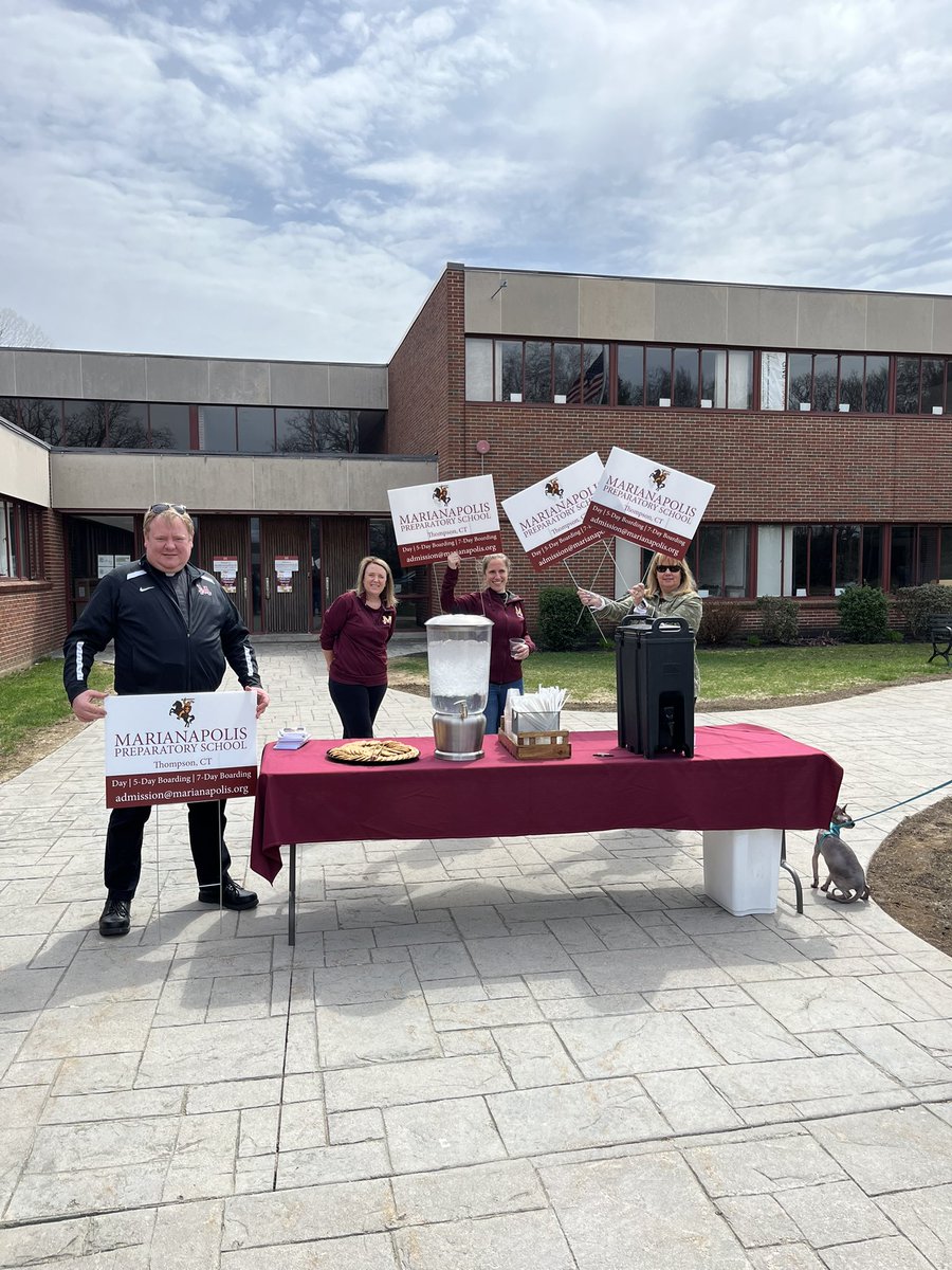 m_prep's tweet image. ATTENTION GOLDEN KNIGHTS!! Come stop by the the refreshments table at the front of the school to enjoy some nice lemonade, water, and cookies, as well as picking up your Marianapolis lawn sign!! #GoKnights