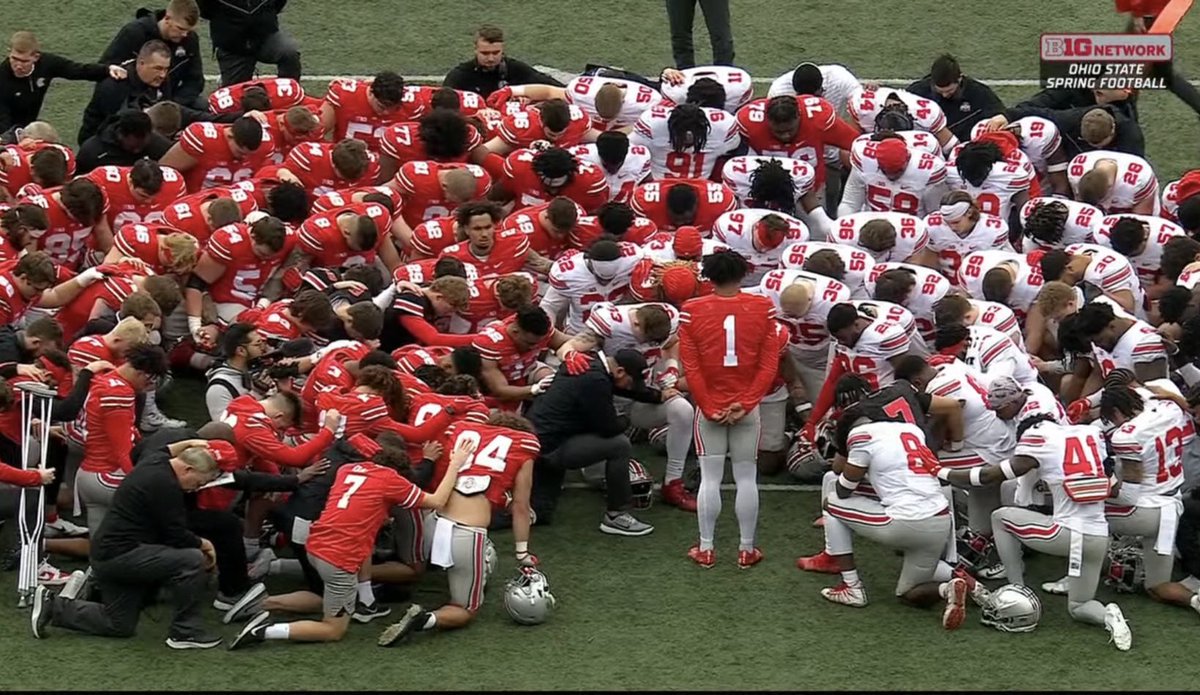 BarstoolOSU's tweet photo. Kam Babb leads the team in prayer before halftime ❤️ #RIHD7 https://t.co/fDzJv7LrbU