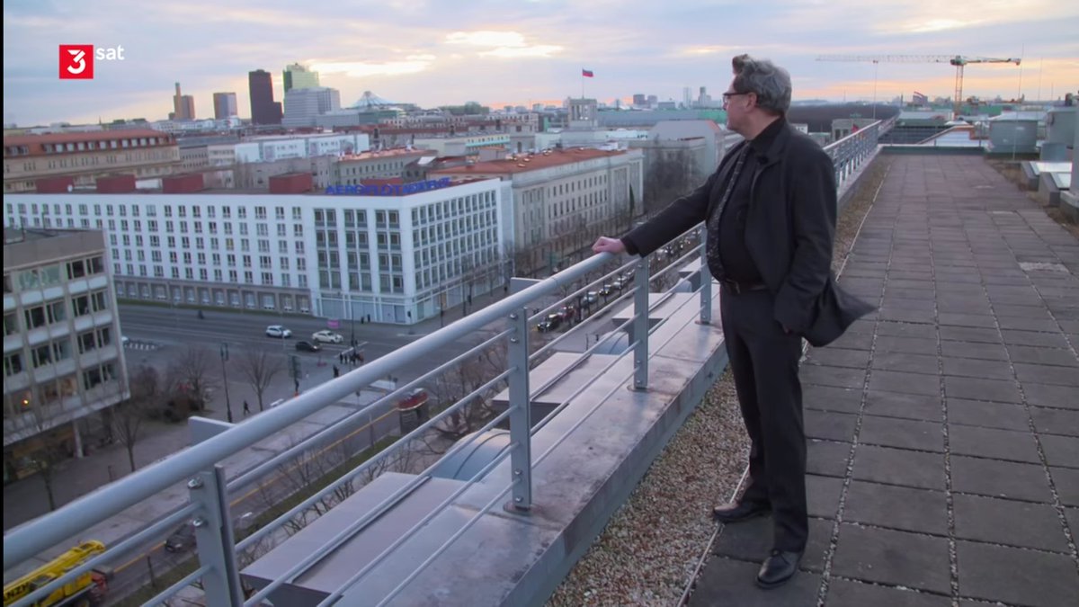 padeluun von Digitalcourage schaut über die Dächer von Berlin. Screenshot aus der im Post beworbenen Dokumentation.