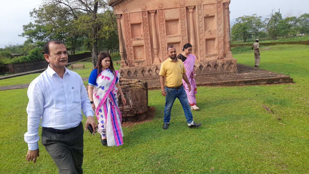 GopalKantiRoy3's tweet photo. glad to accompany with honble external affairs minister of state ,govt of India smti meenakshi lekhi ji during her khaspur rajbari visit today.
@M_Lekhi https://t.co/RSEntvQkPu