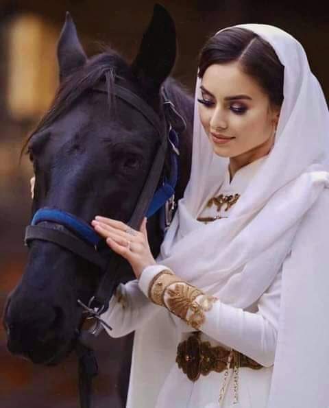 m__h27's tweet photo. أحيانا أكتبك حباً 
وأحياناً أرثيك حزناً 
وأحياناً أثرثرك اشتياقاً ..
بربك أي مرحلة تناقض بها جعلتني
ومن شدة شوقي اليك .. اغمض عيني .. استحضر طيفك في خيالي وأغفوا ...
وكأنني في رحابك .. بين يديك ... وكأن لا مسافه تفصل بيني وبينك.#المهره https://t.co/6XEyFG4KNO