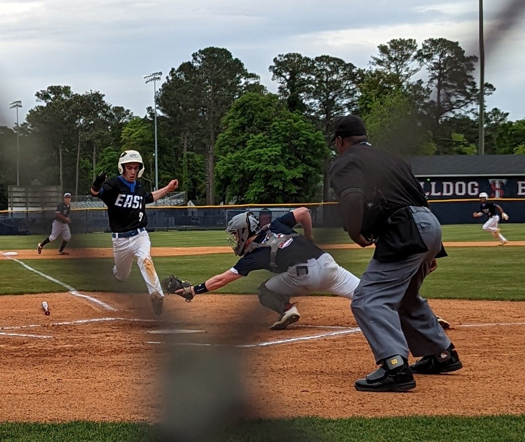 PrepBaseballNC's tweet photo. #PBRisThere
Game 2 of the #BulldogInvite at Terry Sanford.
East Bladen tried to get in the board in their half of the 1st but Terry Sanford's Nathan Brown (2022 RHP/OF) cuts down Chase Starkloff (2022 2B).
@ebhseagles vs @FTS_BASEBALL https://t.co/ratuwxRRJw