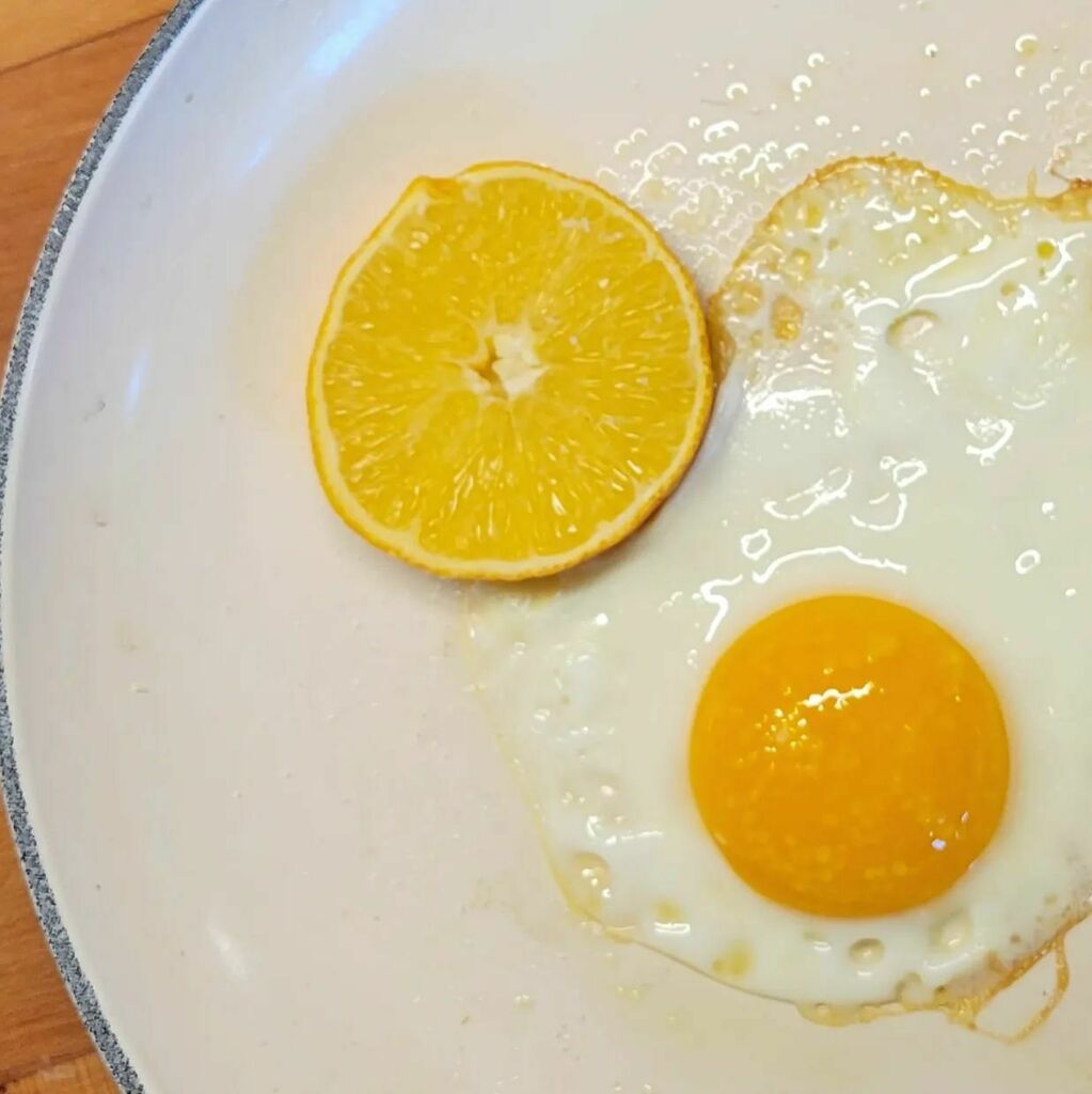 FreshEggsDaily's tweet photo. 🍊🍋🥚 Add a few slices of citrus to the pan when you're frying your eggs. It adds such a nice zesty brightness. You can use lemons, oranges....they'll caramelize and look pretty as garnish on the plate as well. Recipe from The Fresh Eggs Daily Cookbook. 🥚🍋🍊
.
.
.
.
#lemonf… https://t.co/zcSpj95Kuw