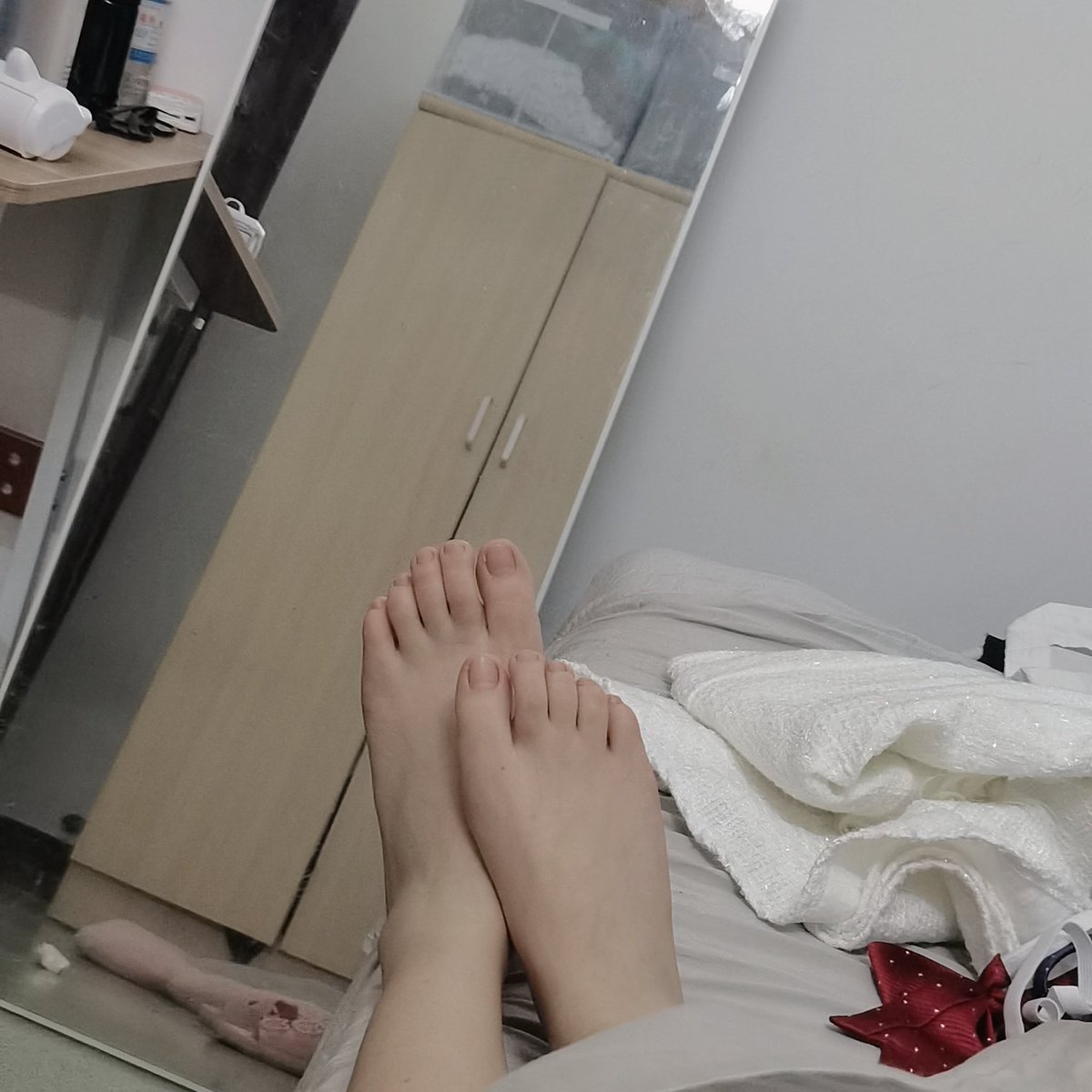 sanhehezi's tweet photo. 疫情之下只能躺平了～越发越喜欢侍奴和家务奴，让我在不生气的情况下也能保持心情愉快。 #足控 https://t.co/Y6n0sksIG9