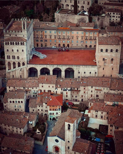 Gubbio, Umbria, via IG manutoni24 ⁣instagram.com/p/COVy8r7NNPH/ ⁣ #travel #gubbio #umbria #italy #italianholidays #beautyfromitaly