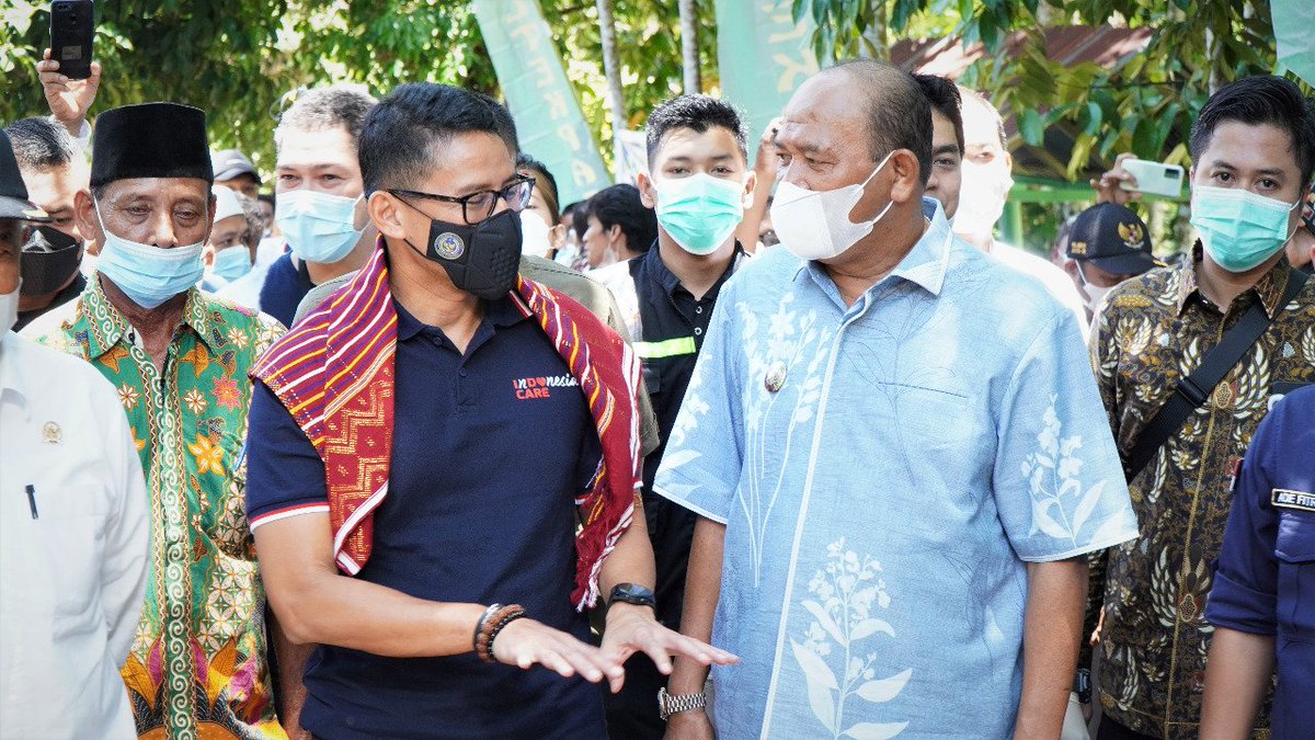 Menteri Pariwisata dan Ekonomi Kreatif (Menparekraf) Republik Indonesia, H Sandiaga Salahuddin Uno menyambangi lokasi-lokasi destinasi wisata di negeri bertuah Kabupaten Langkat, Kamis (14/4/ 2022).
Disambut Plt Bupati Langkat H Syah Afandin SH bersama pejabat Pemkab Langkat.