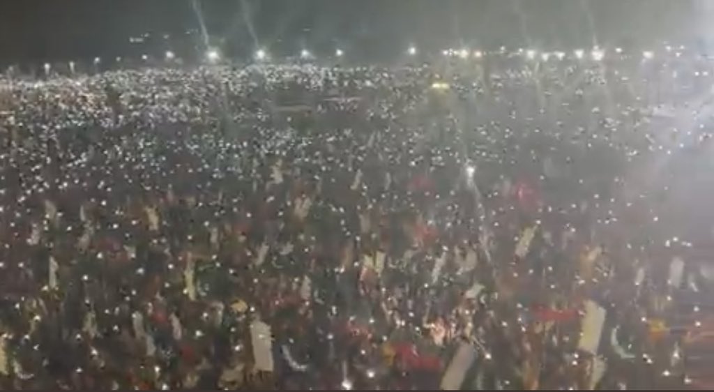 iqrarulhassan's tweet photo. جو جلسے کو صرف اسٹیج سے دکھائے وہ جلسے والوں کے ساتھ ہے اس لئے کہ ایسے عوام زیادہ لگتی ہے۔ جو جلسے کو tail (یعنی اسٹیج کی مخالف سمت) سے دکھائے وہ جلسے والوں کا مخالف ہے اس لئے کہ اس طرح جلسہ چھوٹا لگتا ہے۔ جو درمیان اور دونوں طرف کے مناظر دکھائے وہ نیوٹرل ہے۔ سادہ سا فارمولا ہے۔ https://t.co/qnYyhCqHSE
