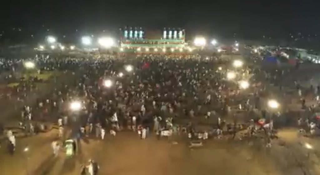 iqrarulhassan's tweet photo. جو جلسے کو صرف اسٹیج سے دکھائے وہ جلسے والوں کے ساتھ ہے اس لئے کہ ایسے عوام زیادہ لگتی ہے۔ جو جلسے کو tail (یعنی اسٹیج کی مخالف سمت) سے دکھائے وہ جلسے والوں کا مخالف ہے اس لئے کہ اس طرح جلسہ چھوٹا لگتا ہے۔ جو درمیان اور دونوں طرف کے مناظر دکھائے وہ نیوٹرل ہے۔ سادہ سا فارمولا ہے۔ https://t.co/qnYyhCqHSE