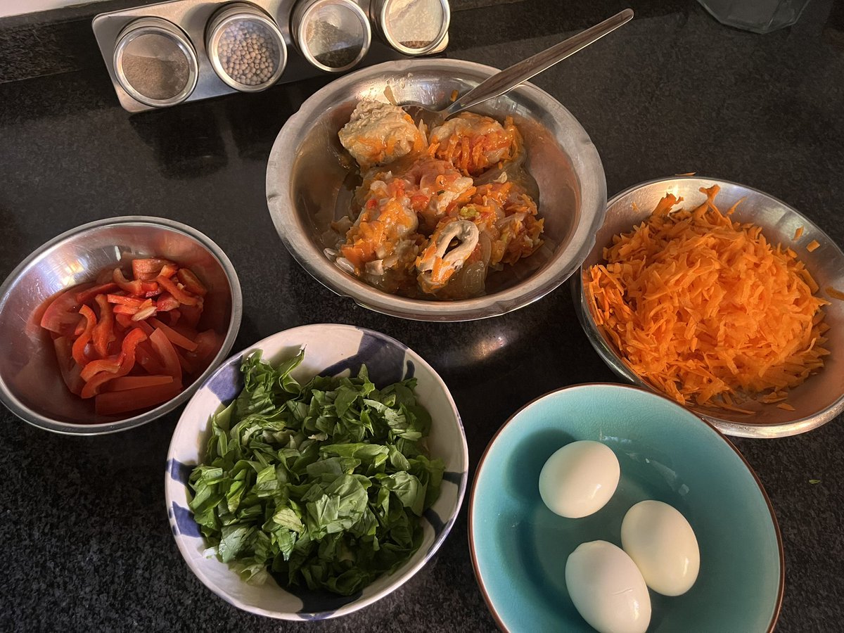 ArSurco's tweet photo. Nos explota el 💚 cuando nos llegan están fotos repletas de colores, vitaminas y minerales. #rucula #lechuga #zanahoria #aji #tomate #cebolla fuente de proteínas el pescado y huevos 🥚 🙌👏👏
En todos estos productos hay #campo, tratémoslo bien 🙄 https://t.co/onWX4MrjwU