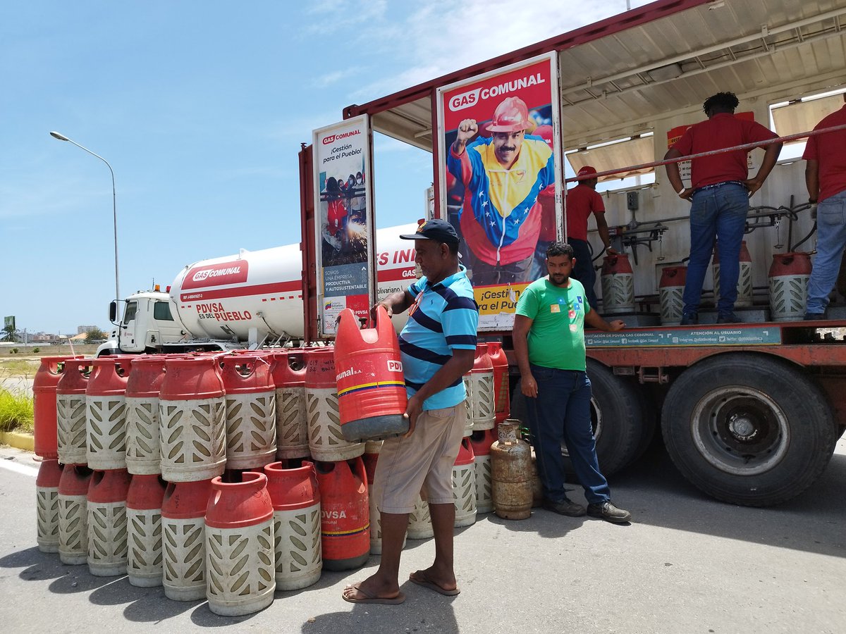 CarylBertho's tweet photo. IMÁGENES: ¡Nueva Esparta!

Desplegada la Unidad Movil de PDVSA @gas_comunal con llenado de cilindros de 10Kg, 18Kg, 27kg y 43Kg, hoy en el Urbanismo Luisa Cáceres de Arismendi, “La Auyama” del municipio Mariño. 

@NicolasMaduro 
@JoseGVielmaMora 

#GestiónParaElPueblo https://t.co/CCH7hIPEgq
