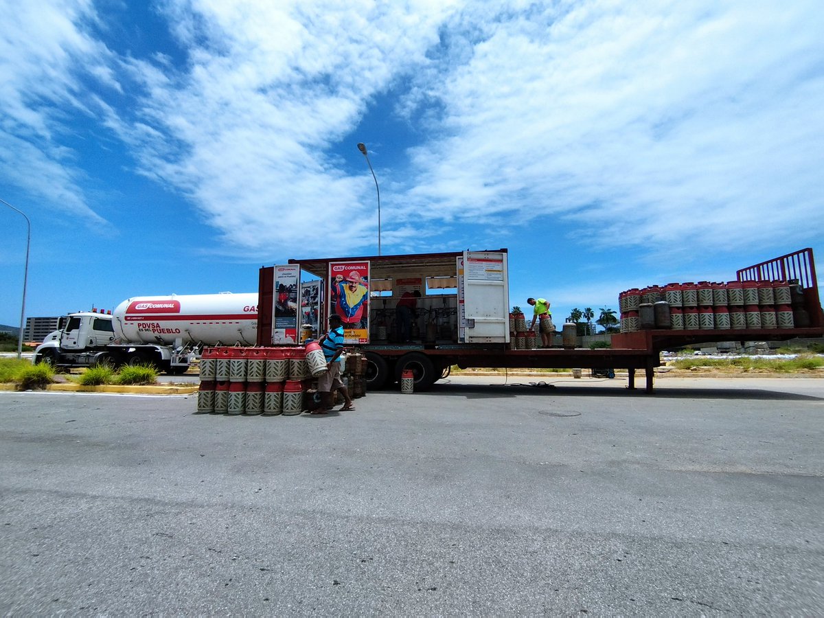 CarylBertho's tweet photo. IMÁGENES: ¡Nueva Esparta!

Desplegada la Unidad Movil de PDVSA @gas_comunal con llenado de cilindros de 10Kg, 18Kg, 27kg y 43Kg, hoy en el Urbanismo Luisa Cáceres de Arismendi, “La Auyama” del municipio Mariño. 

@NicolasMaduro 
@JoseGVielmaMora 

#GestiónParaElPueblo https://t.co/CCH7hIPEgq