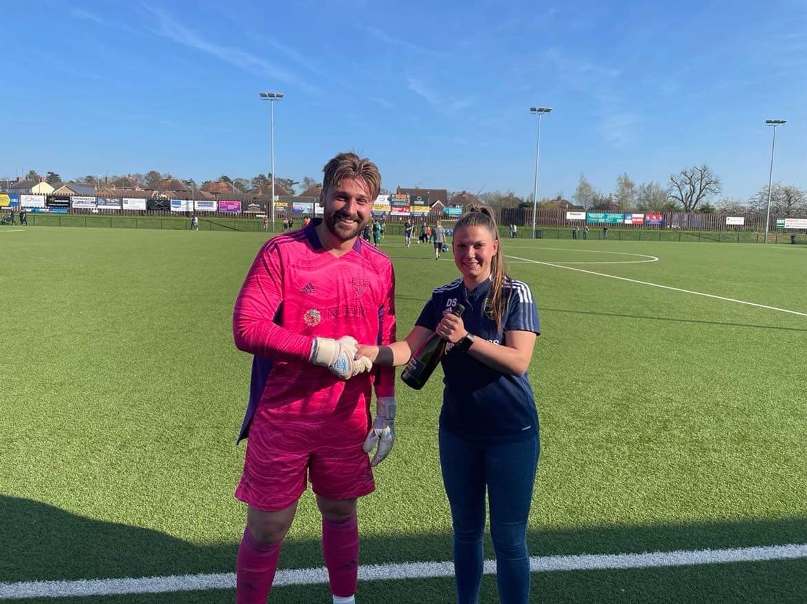NewmarketTownFC's tweet image. Today’s Man of the Match was our number 1️⃣ Alex Archer presented by Dellar Sports Coaching coach Dom 🤝 Outstanding performance in between the sticks 🥅 Enjoy the bubbles 🍾 

@A_Archer1 @Dellar_SC 

#UTJ 🐎