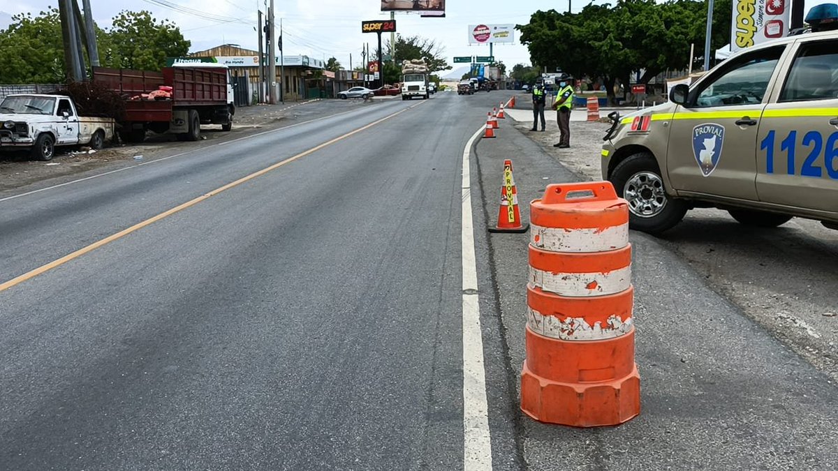 ProvialOficial's tweet photo. @ProvialOficial del @CIVguate mantiene presencia física y constante monitoreo en campamentos Sinaprese para verificar la documentación de los pilotos, con el fin de evitar hechos de transito en las diferentes carreteras del país.

#JuntosPorTuSeguridadVial
#ViajandoSeguro https://t.co/QAbGPvx5vs