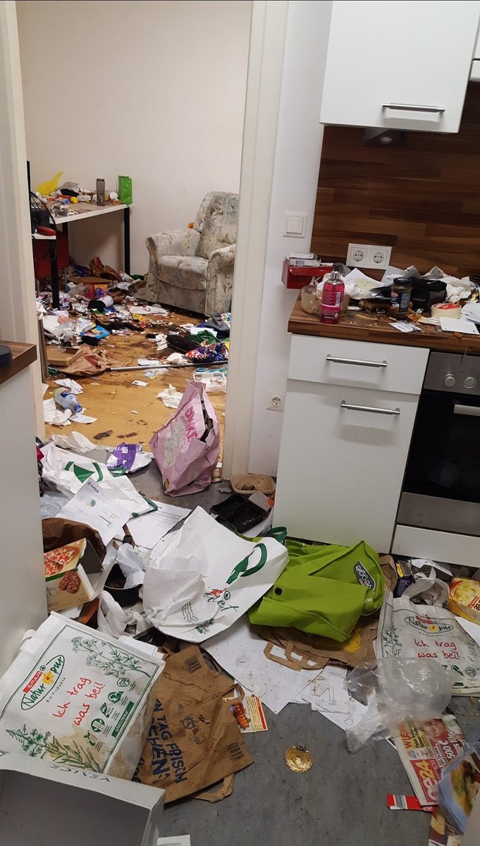 ReDiStupidita's tweet photo. Naleteh na ove slike mog stana... Ovaj stan sam iznajmio jednom jako uglednom i ugladjenom direktoru kompanije samsung. Posle 3 godine mi ga je vratio u ovakvom stanju
To što je neko uvek doteran sa kravatom i akt tašnom ne znači da nije stoka https://t.co/eLmBNDStGi