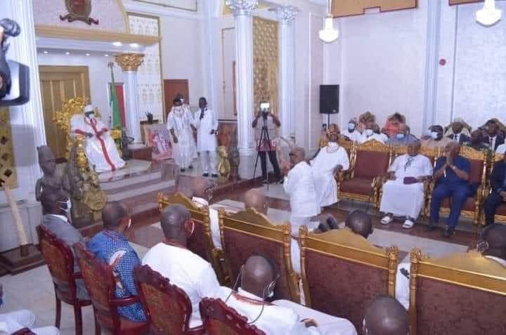 nwala_bigman's tweet photo. Is this same man who insulted a king and traditional institution in Rivers State? He kneels before another king in same region. Contradictory personality....
Wisdom and foolishness exist. God will help us. https://t.co/3ZpOe01yqA