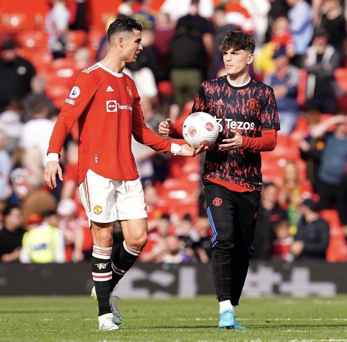 joseca5tro's tweet photo. Garnacho tiene 17 años y compartió equipo con, nada más y nada menos, que Messi y Cristiano. Qué futuro y qué presente de esta joya 👏🏼 https://t.co/07a8Euk4Q8