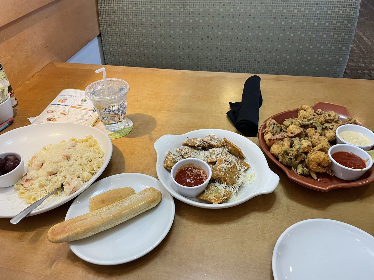 Coach_Otineru's tweet photo. Never a bad time for a daddy daughter date day!!! Her choice @olivegarden #FirstBorn #Girldad #daddyslilgirl #weliketoeat https://t.co/D85b0WovAs
