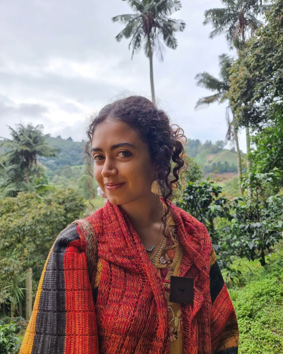 sofiapetroa's tweet photo. En mi visita al Eje cafetero recorrí fincas de café de mujeres, compré el café de Mujer Cafe Salento y conversamos. Hay maneras de hacer turismo responsable y parte de hacerlo con las personas locales, no desplazándolas.💜 https://t.co/IpXSEflnBK