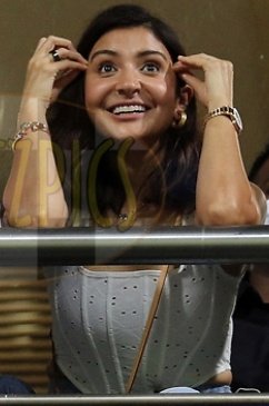 ClubAnushka's tweet photo. @AnushkaSharma Spotted in stand today💕 https://t.co/Tvz4ZDgEfG