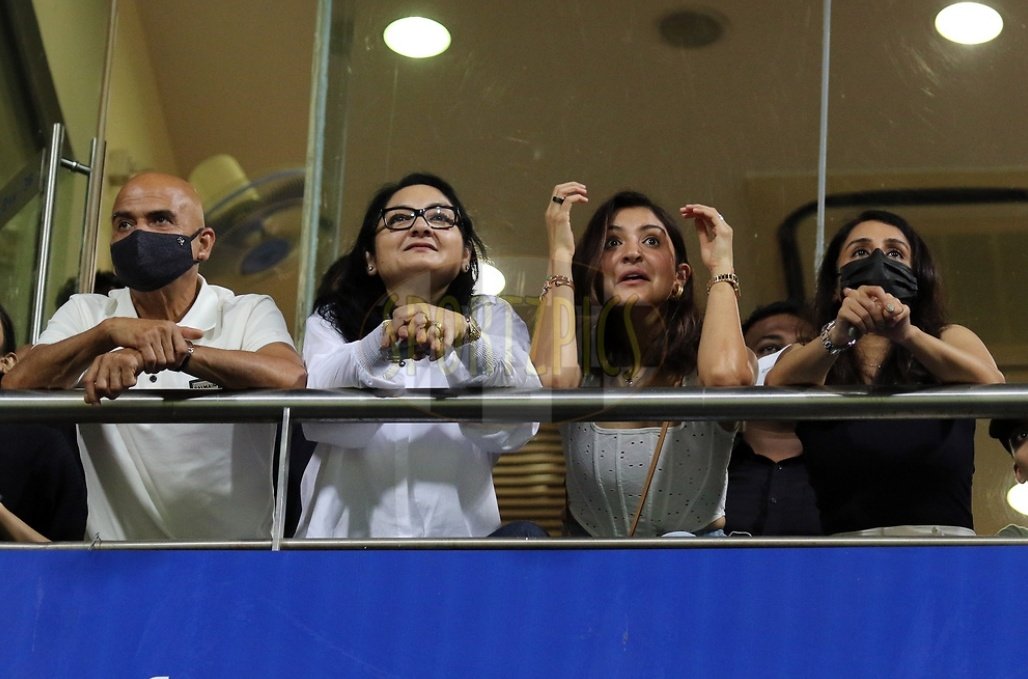 ClubAnushka's tweet photo. @AnushkaSharma Spotted in stand today💕 https://t.co/Tvz4ZDgEfG