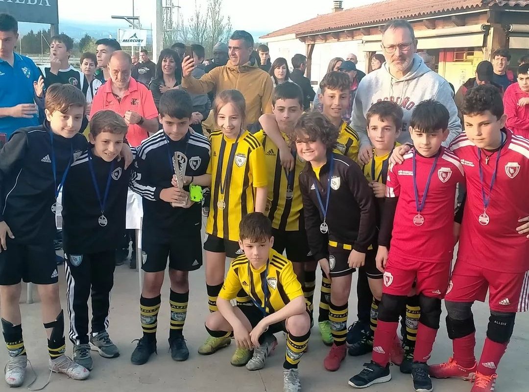 Equipazo del <a href="/infolaurus/">AD Laurus</a>

24 horas de diferencia entre las dos fotografías.

Una tomada en el campo Municipal de <a href="/vareaoficial/">Club Deportivo Varea</a> y la otra en la ciudad de fútbol de Pradoviejo.

Subcampeones en el torneo del <a href="/CDValleDelEbro/">C.D. Valle del Ebro</a> y campeones en el #LaurusCup.

Menuda progresión en 24 h.