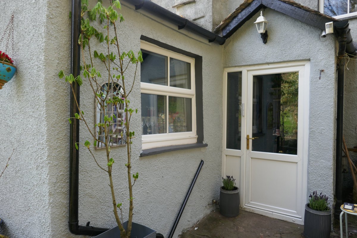 TheLengthsman's tweet photo. Another day spent #pebbledashing the kitchen ~ even painted the drainpipes https://t.co/q2Lcq2P0wt
