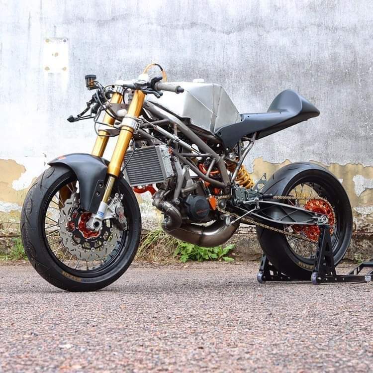 2TRiders1's tweet photo. 🌍 Follower of the week 🌍
Mint Customs (#mintcustoms Inst.) sends us this amazing project! A KTM300cc exc engine with KTM Moto3 seat and factory Öhlins suspension built by them. Thank you so much for sharing!
👉 More on Instagram & Facebook 👈 https://t.co/bILbWCff9P
