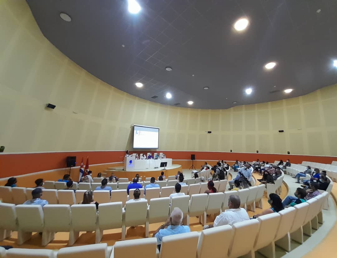 Participamos junto a <a href="/UlisesGuilarte/">Ulises Guilarte de Nacimiento</a>, secretario general de la @CubaCentral y <a href="/ElbaRosaPM/">Elba Rosa</a> titular del <a href="/citmacuba/">Ministerio de Ciencia, Tecnología y Medio Ambiente</a> en encuentro con jóvenes líderes de sectores diversos del país, ellos escriben con sus aportes económicos y sociales diarios, las epopeyas de nuestra generación 🇨🇺