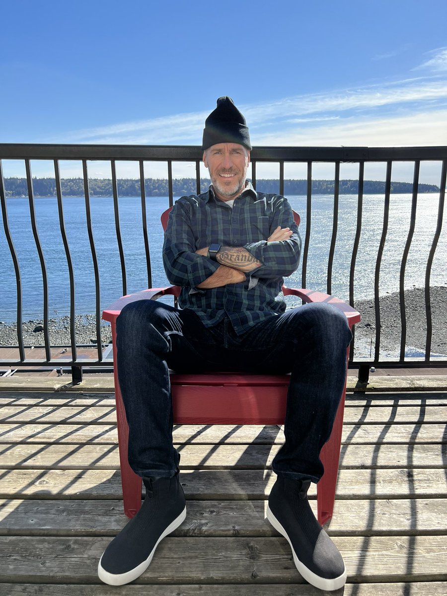 1kirkmclean's tweet image. Hello Campbell River, it’s been awhile so let’s do this @hometownhockey Easter Weekend…..Island style! @rogers @duerperformance @vessi #performancedenim #chelseaboot #waterproofshoes #lightweight #dryfeet #cozy #comunity  #vancity #vancouverisland #teamrogers #weareallcanucks