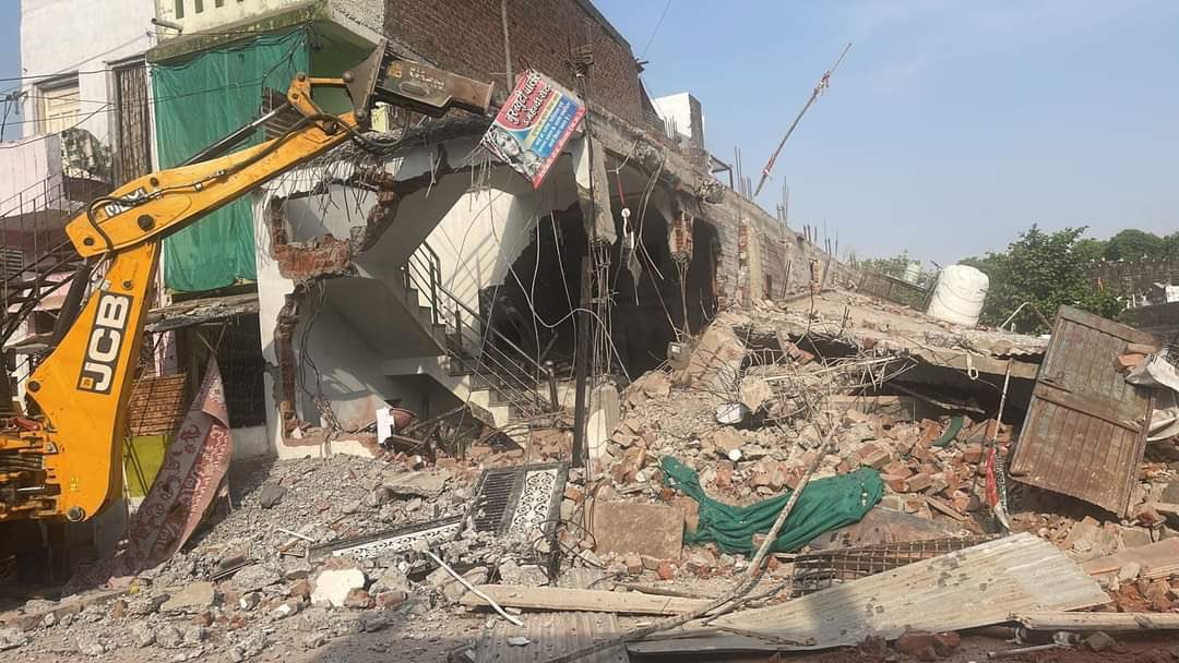 JatIkhwan's tweet photo. BBC melaporkan pihak berkuasa di Madhya Pradesh, India telah menceroboh masuk serta memusnahkan rumah dan kedai orang Islam di sana. Penindasan ke atas umat Islam dalam bulan Ramadan di India turut berlaku di beberapa tempat lain seperti Rajasthan. 

#SolidarityWithIndianMuslim https://t.co/kZbEzO3Mle