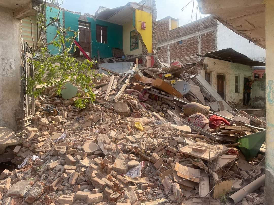 JatIkhwan's tweet photo. BBC melaporkan pihak berkuasa di Madhya Pradesh, India telah menceroboh masuk serta memusnahkan rumah dan kedai orang Islam di sana. Penindasan ke atas umat Islam dalam bulan Ramadan di India turut berlaku di beberapa tempat lain seperti Rajasthan. 

#SolidarityWithIndianMuslim https://t.co/kZbEzO3Mle