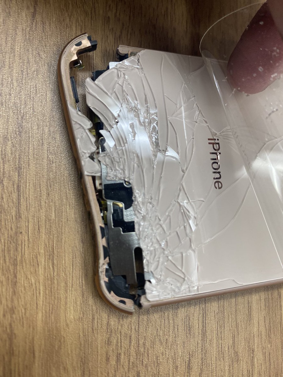 うっかり手を滑らせてiphoneをエレベーターの隙間からまっすぐ落としてしまった結果 予想以上の歪み Togetter