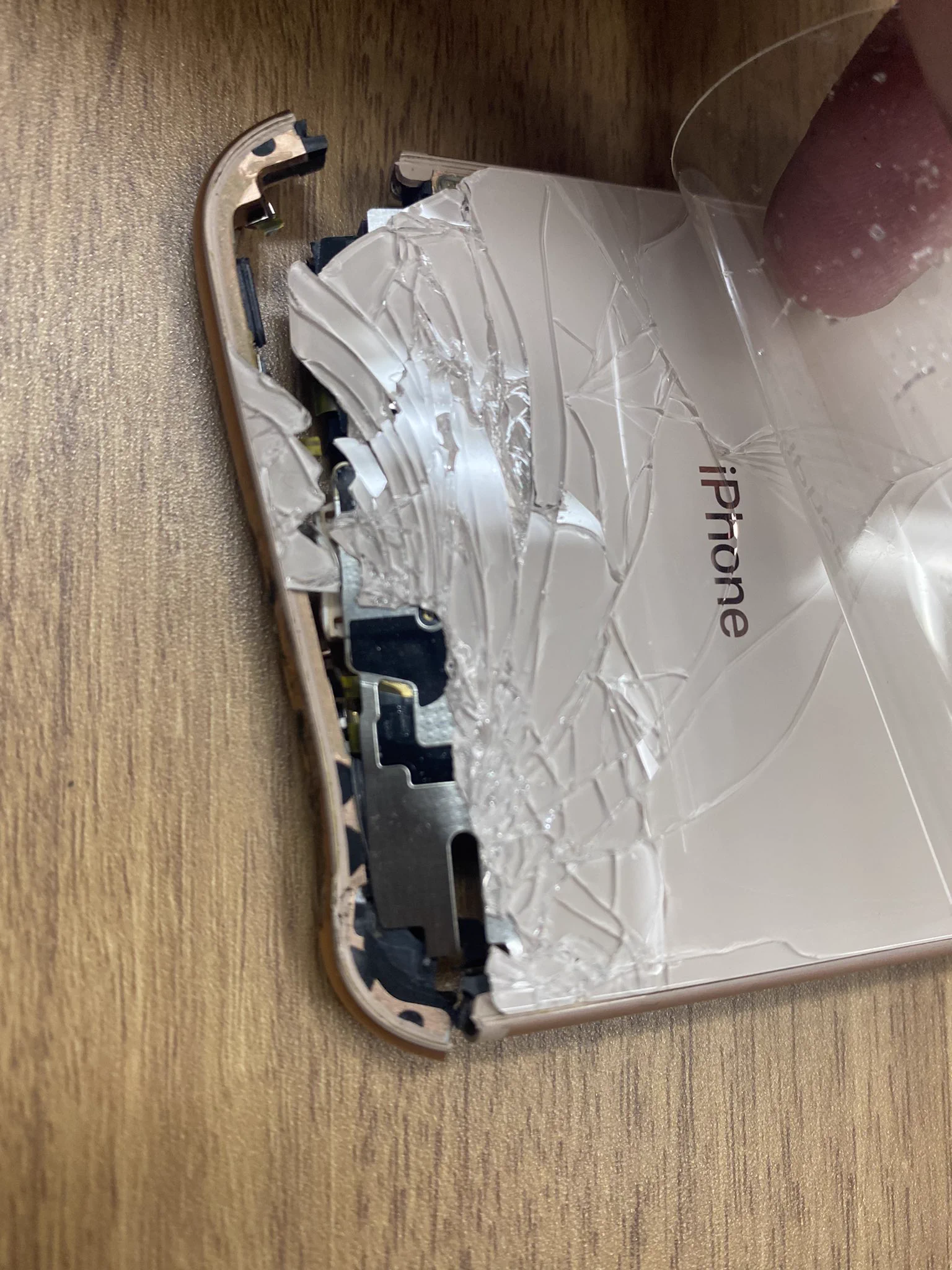 スタッフが手を滑らせて…エレベーターの隙間に落ちたiPhone…