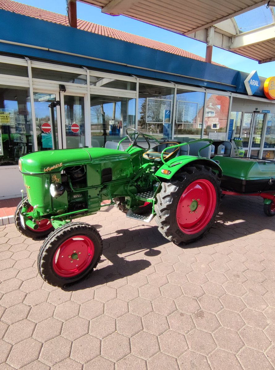 DerNordie's tweet photo. Wow Grade bei der Arbeit vor gefahren top restauriert. Der Ältere er sagte hat zwei Jahre dran gearbeitet. 🚜 Mega schön. Finde so was Klasse 😊😊
#trecker #sonne #TwitchDE #streamer #Arbeit #oltimer https://t.co/mD5nf4whTb