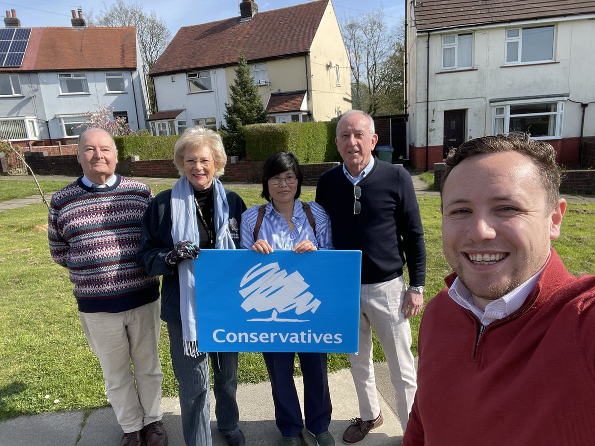 ☀️ Glorious day to be out in Ramsbottom this morning with Lord Hayward for our fantastic candidates 🗳Vote Conservative in May