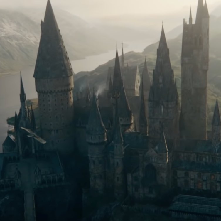 EiProfeta's tweet photo. Yo en el cine cada vez que salía Hogwarts en “Animales Fantásticos: Los secretos de Dumbledore”. https://t.co/GMnRZCE2dM