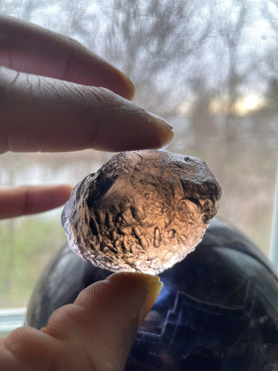 BrandAzez's tweet photo. This Colombianite has a physical appearance of a human🧠 lol
He’s a great ally for connecting with Ancestors and higher dimensions. He does have an Alien vibe like Moldavite.☄️👽🛸📜🌩🕳

#Colombianite #pseudotektite #tektite #tektiteglass #extraterrestrial #alienvibe https://t.co/bqvLQhleN1