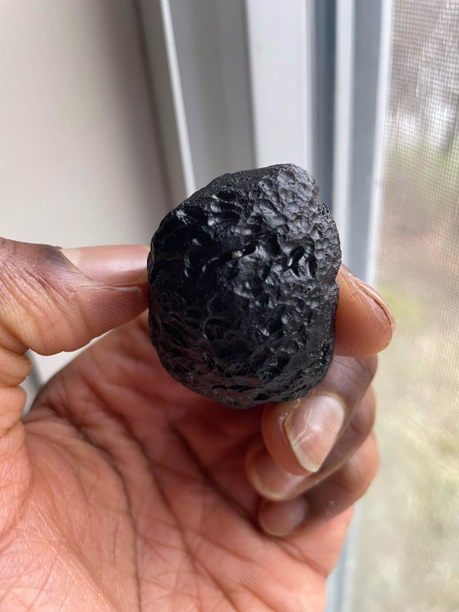 BrandAzez's tweet photo. This Colombianite has a physical appearance of a human🧠 lol
He’s a great ally for connecting with Ancestors and higher dimensions. He does have an Alien vibe like Moldavite.☄️👽🛸📜🌩🕳

#Colombianite #pseudotektite #tektite #tektiteglass #extraterrestrial #alienvibe https://t.co/bqvLQhleN1