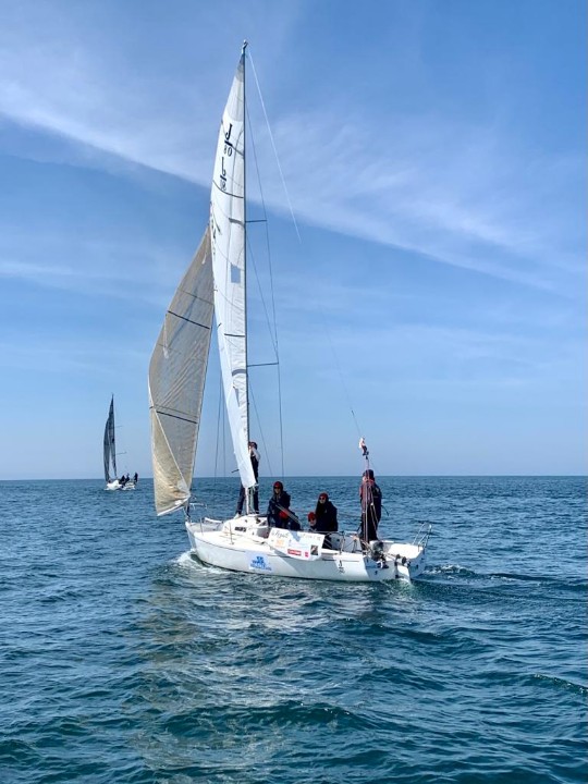 IUTLyon1's tweet photo. Les conditions de @regatedesiutoff s'améliorent !!!
#GoLyonDeMer #Go
Sous la direction de #Hervé le skipper du bateaux des #LyonDeMer https://t.co/7zLbRfRako
