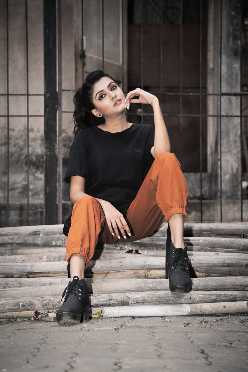 thenehapardeshi's tweet photo. When You Don't Dress Like Everybody Else, You Don't Have To Think Like Everybody Else...!!!

Styled By - Me 🙋🏻‍♀️
Make Up &amp; Hair - Me 🙋🏻‍♀️
Image Courtesy - @ChiragPanchol12 https://t.co/MM39ZgmjqF